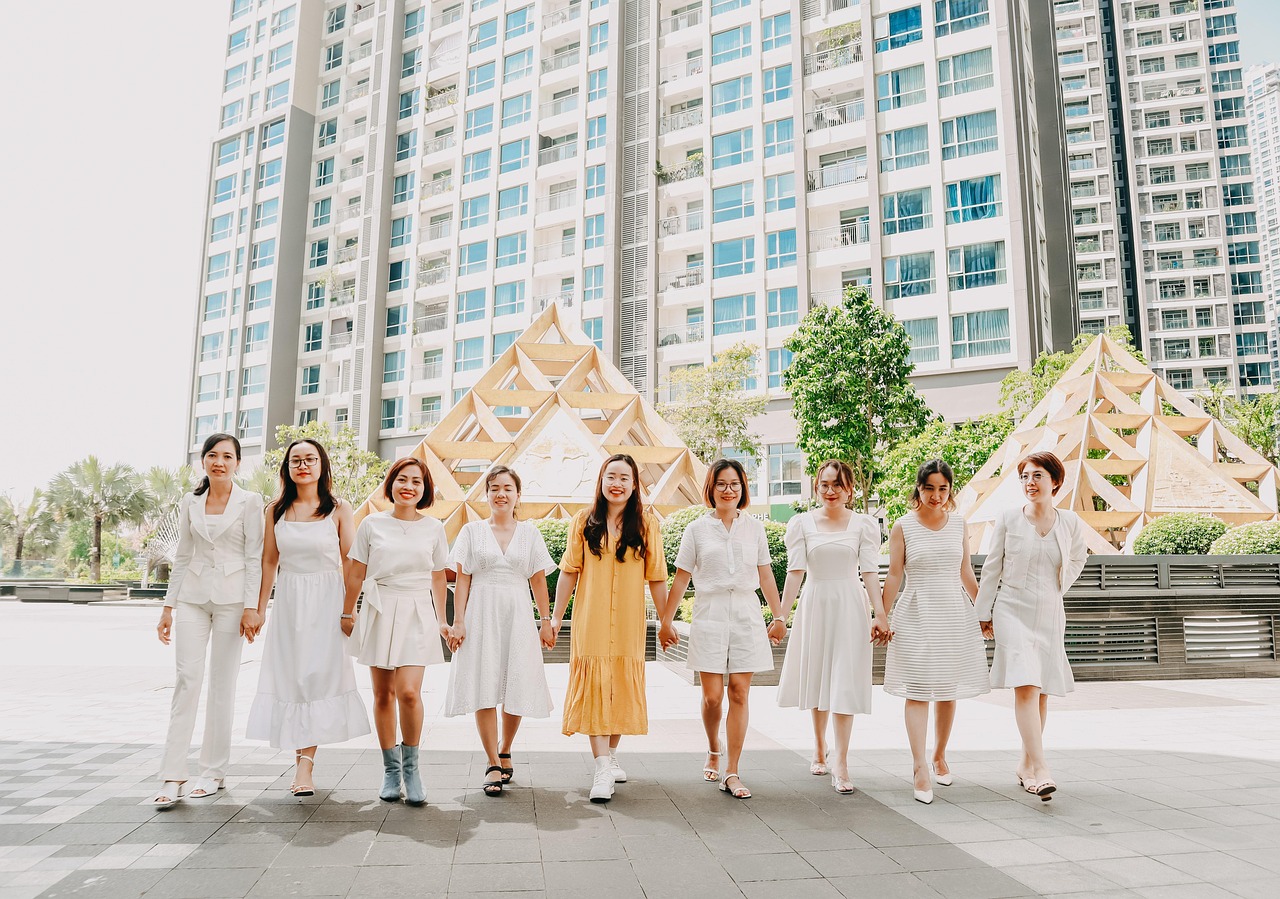 如何应对社交媒体上的网络欺凌和骚扰行为？